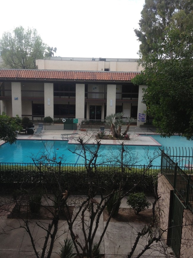 Photo - 5460 White Oak Ave Unit J