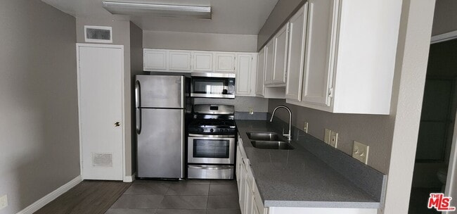 Building Photo - 820 S St Andrews Pl