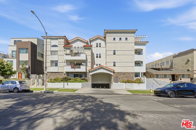 Building Photo - 4733 Elmwood Ave Unit 304