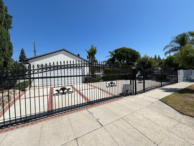 Single-Story 3-Bedroom Pool Home with RV P... - Single-Story 3-Bedroom Pool Home with RV P...