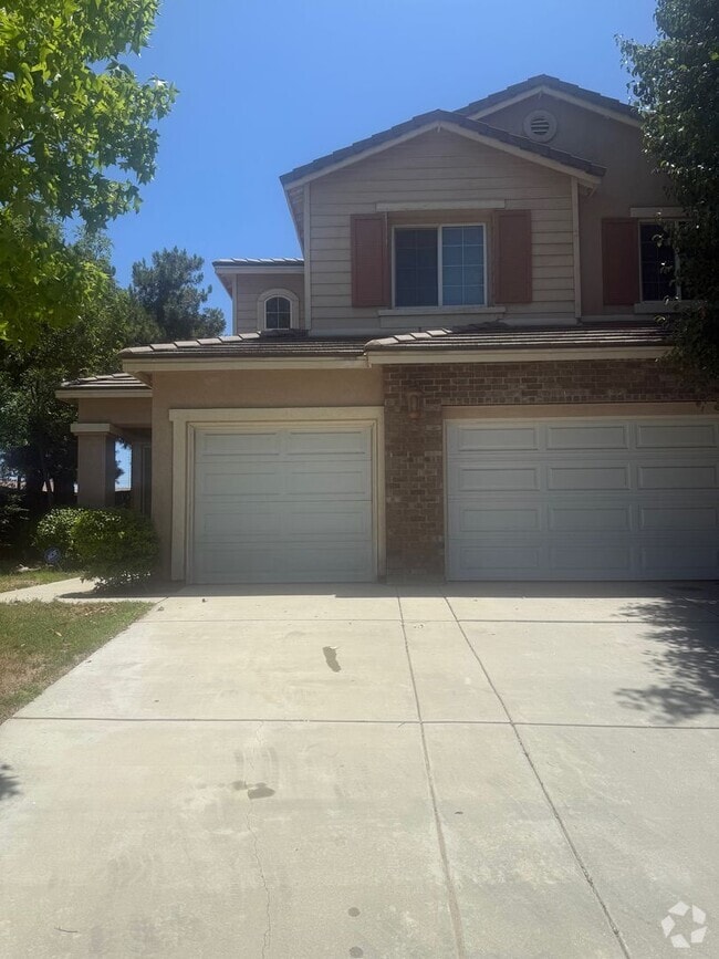 Building Photo - Spacious 4 bedroom 3 bath Rental