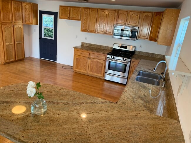 Building Photo - 4635 Lindblade Dr