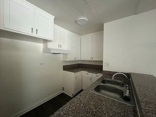 Building Photo - 9010 Tobias Ave Unit 232