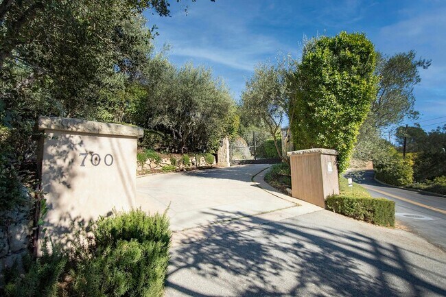 Photo - 700 E Mountain Dr