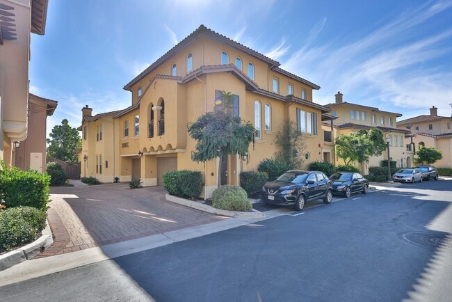 Building Photo - Luxurious 2BR/2BA home in sought after gat...