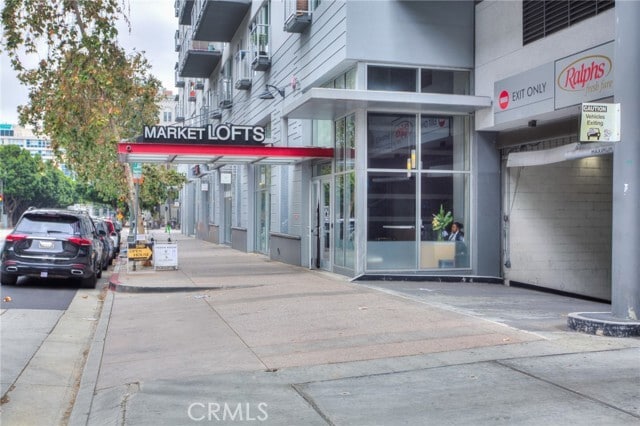 Building Photo - 645 W 9th St Unit 742