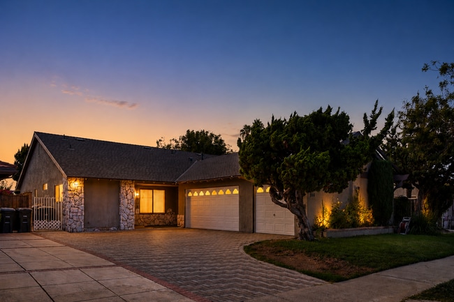 Building Photo - Fully Renovated 2 Bed, 2 Bath Home with Central A/C, Detached Garage & Brand-New Appliances.