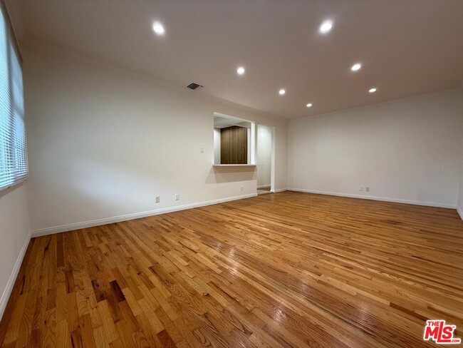 Photo - 1025 W Clark Ave Unit C