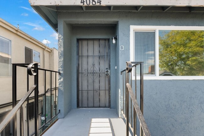 Building Photo - 4082-4084 Chamoune Unit 4084 Chamoune  B