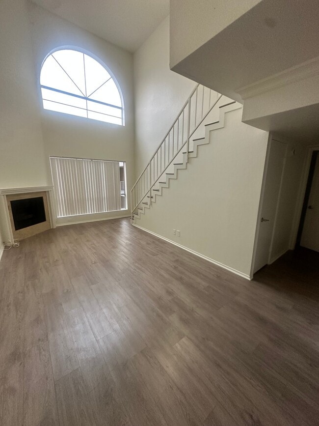 Building Photo - 15009 Moorpark St