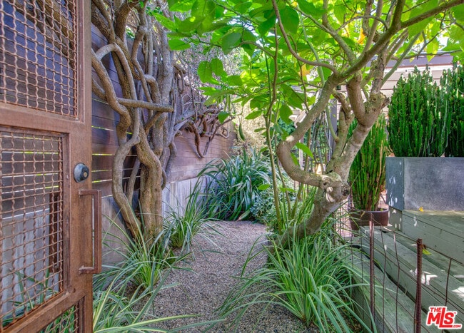 Photo - 927 1/2 Victoria Ave