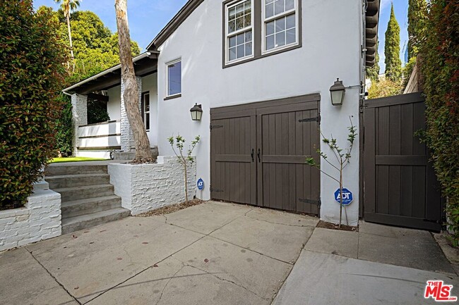 Photo - 9023 Phyllis Ave