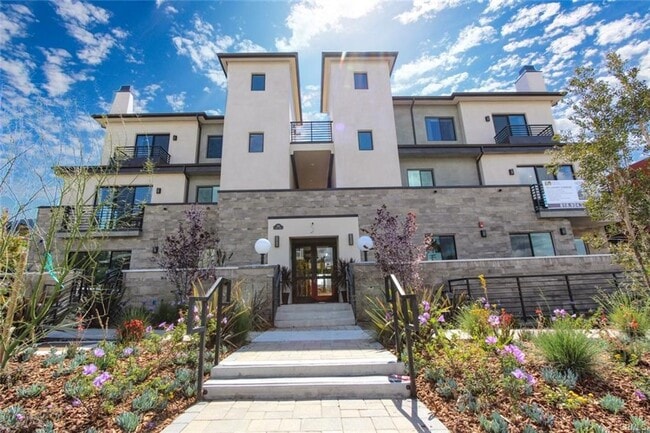 Building Photo - 330 N Glendale Ave Unit 301