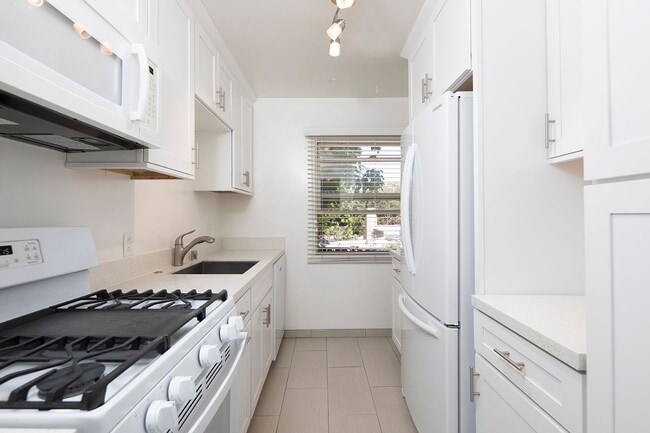 *2 WEEKS FREE!* Beautiful 2 BR in La Jolla... - *2 WEEKS FREE!* Beautiful 2 BR in La Jolla... Apartment Unit 345 1/2