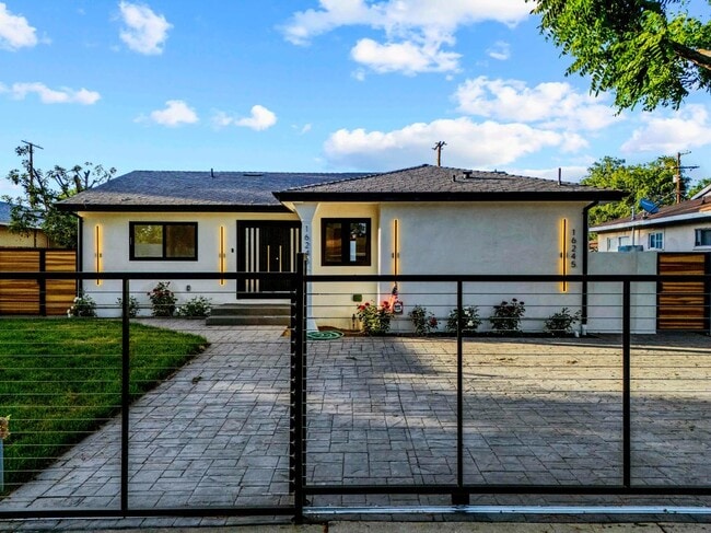 Photo - 16243 Chatsworth St House