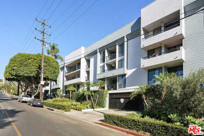 Building Photo - 906 N Doheny Dr Unit 404 Rental
