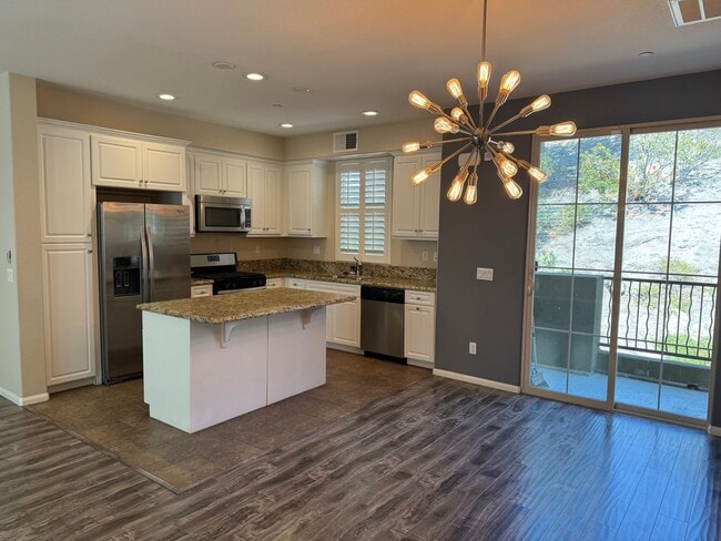 Beautiful 2 bed 2.5 bath condo available n... - Beautiful 2 bed 2.5 bath condo available n...