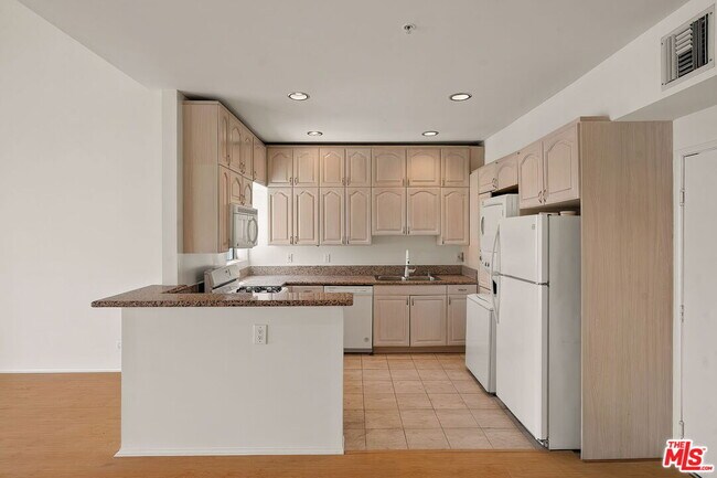 Photo - 923 Euclid St Unit 302