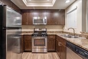 1BR, 1BA - 637 SF - Village Oaks