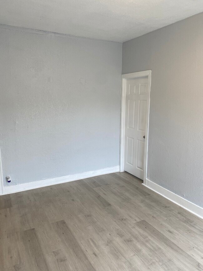Photo - 813 W 43rd St