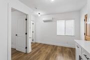 1BR, 1BA - 300SF - Living Room - 2519 E. Monroe St.