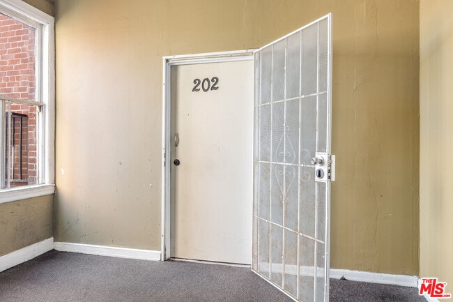 Building Photo - 256 W Florence Ave Unit 202