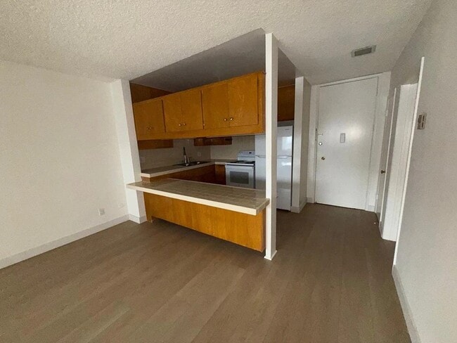 Building Photo - 415 E Cedar Ave Rental