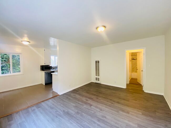 Building Photo - 1321 Barry Ave Unit 1