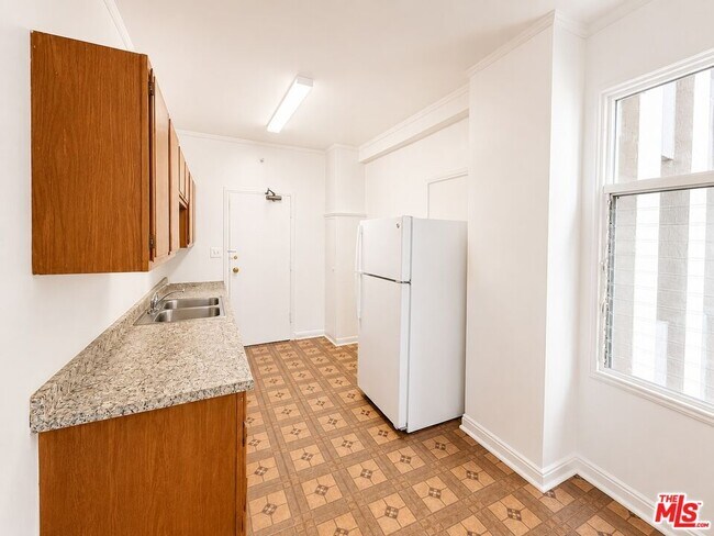Building Photo - 634 S Gramercy Pl Unit 304