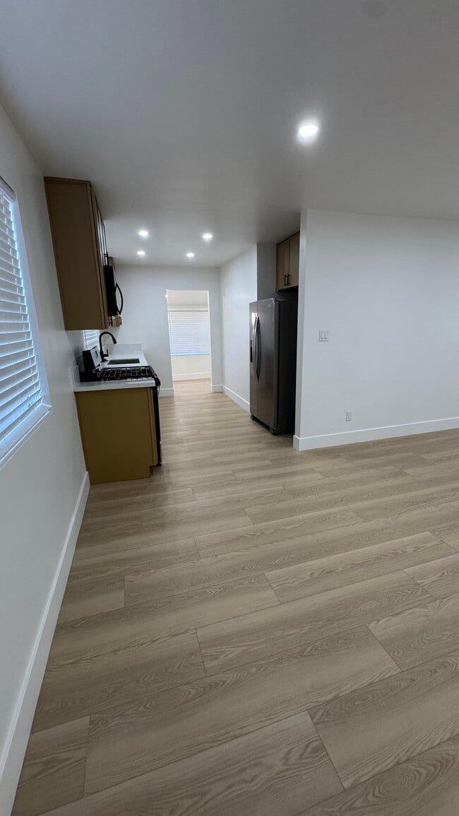 Photo - 3443 E 8th St