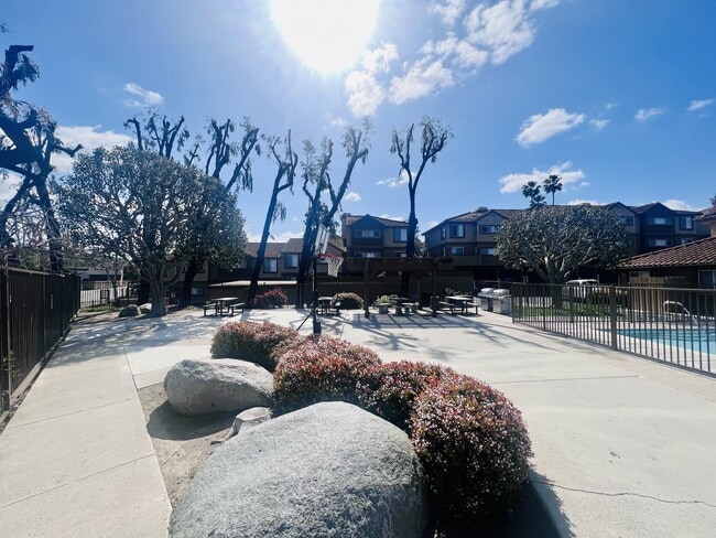 BBQ picnic and play area at Grande Vista Apartments. - Grande Vista Apartments