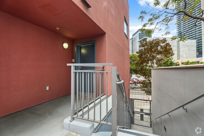 Building Photo - Modern 2-Bedroom Condo with Premium Amenit...