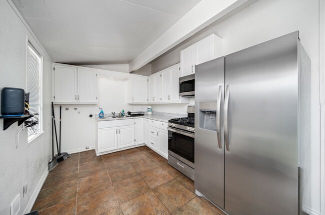 Rooms for Rent-Common Area - 45426 10th St W