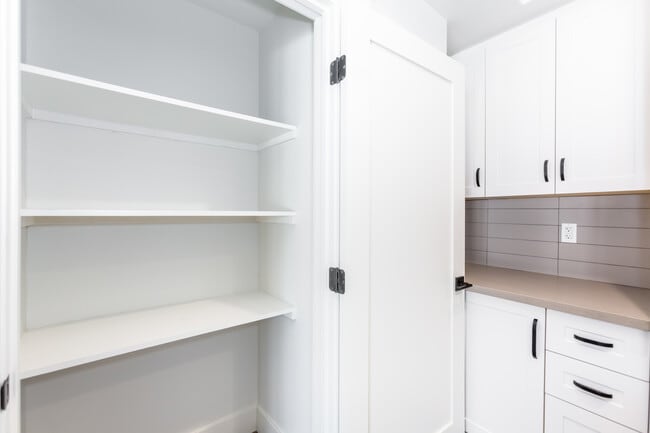 Photo - 857 N Hayworth Ave