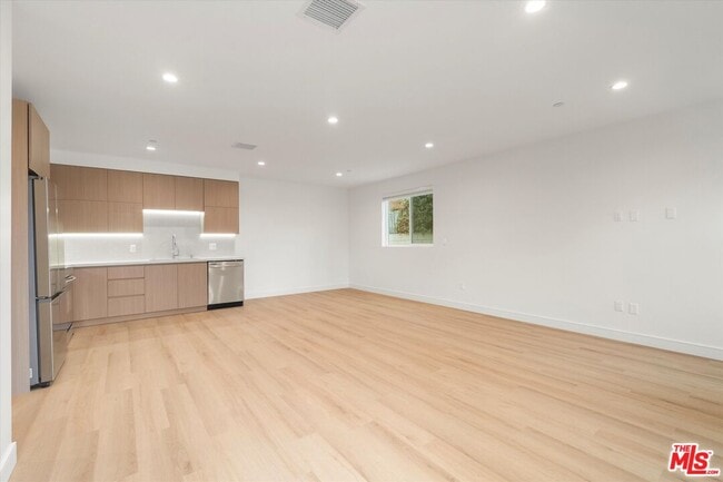 Photo - 11025 Blix St