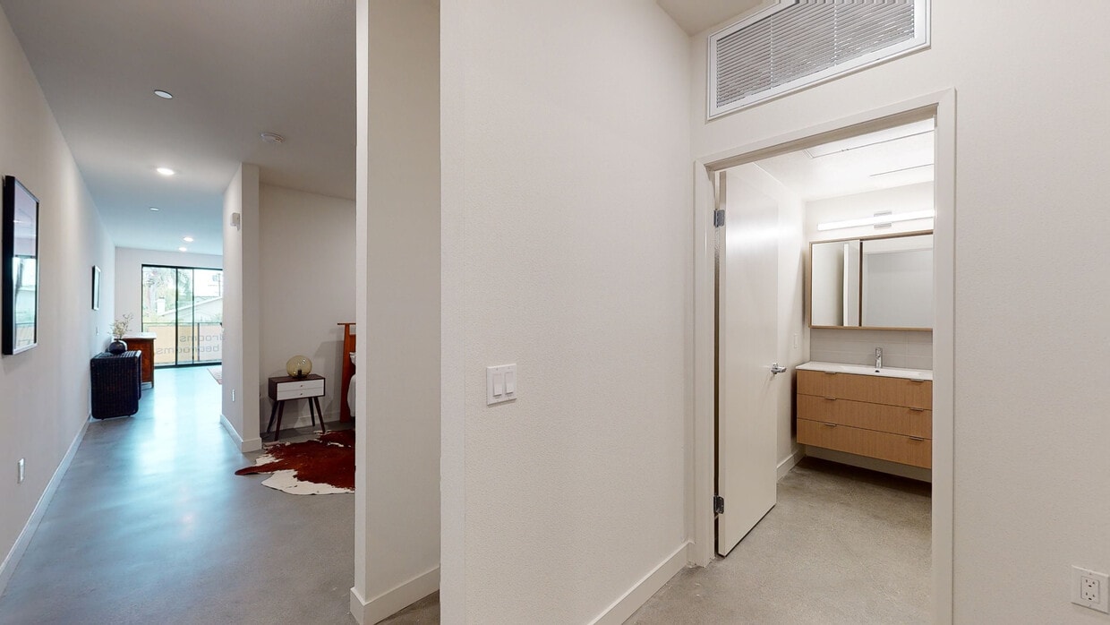 3D Tour - 1319 S Orange Grove Ave