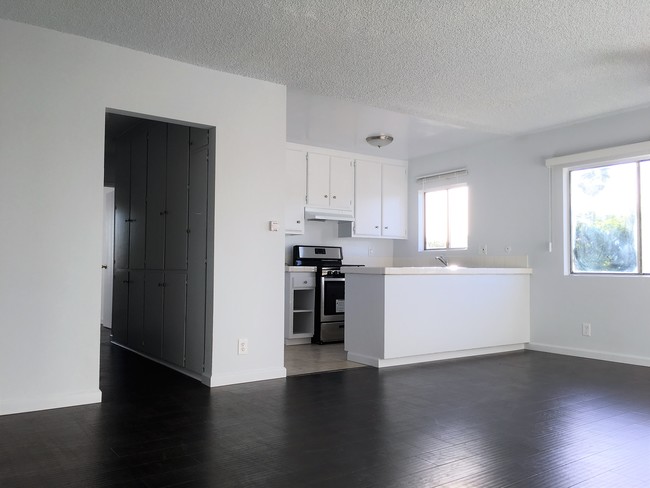 Bedroom Hallway - 603 N New Hampshire Ave Unit 8