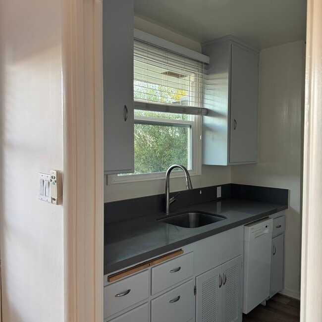 Kigchen - 2132 Montana Ave Unit D