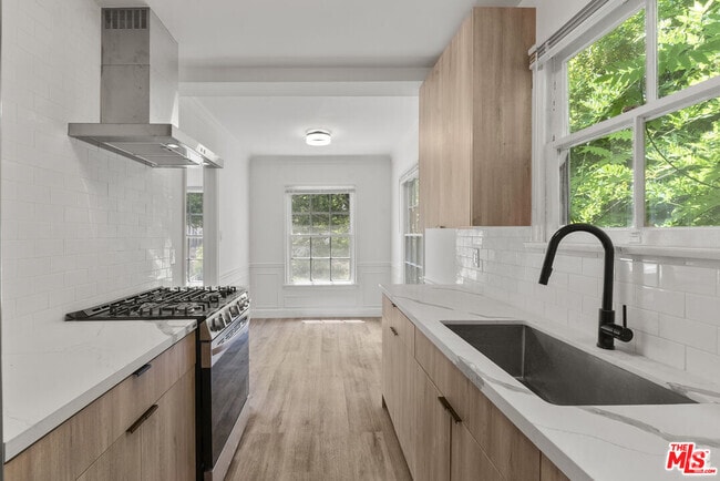 Building Photo - 308 S Reeves Dr Unit 308B Rental