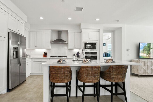 Photo - Luxurious Furnished Poolside Penthouse With Ocean Views!