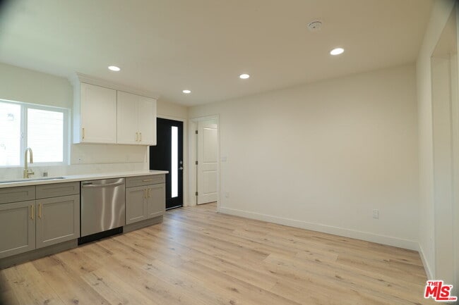 Photo - 1338 W 30th St