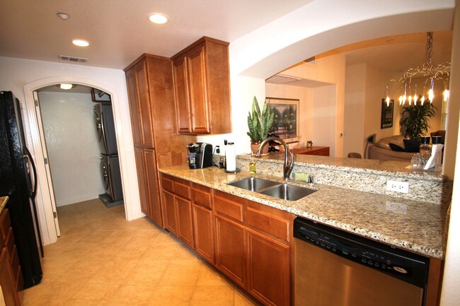 Building Photo - $1000 MOVE IN SPECIAL! Large, Updated 2 BD, 2 BA Downtown Condo - Parking Included!
