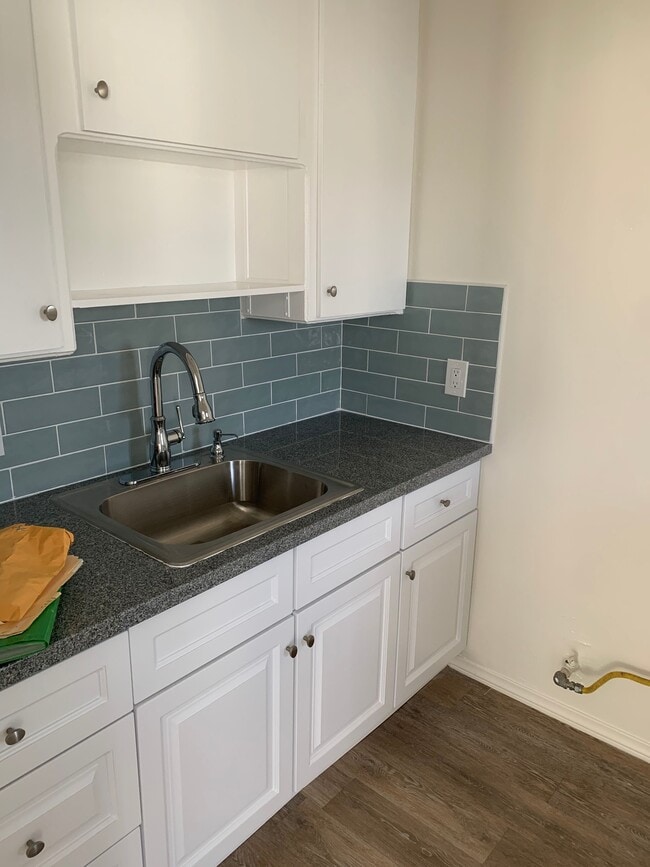 Building Photo - 1915 Warfield Ave Unit 4