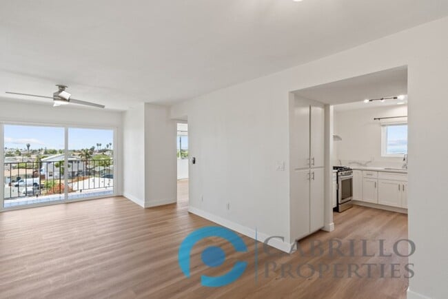 Building Photo - Gorgeously Renovated 2bd/2ba with Amazing View and PRIVATE 2 CAR GARAGE Unit 5