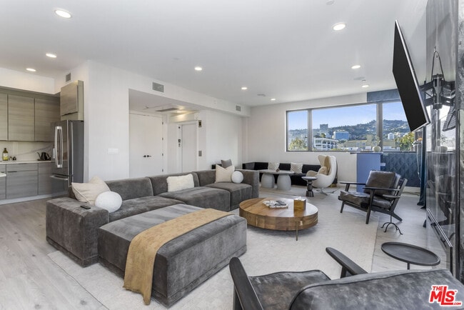 Photo - 137 N Doheny Dr Unit 3