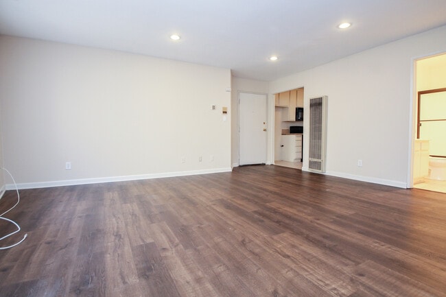 Photo - 15040 Moorpark St