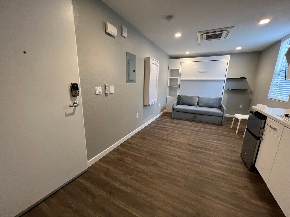 Floor Plan - 435-213/313/413