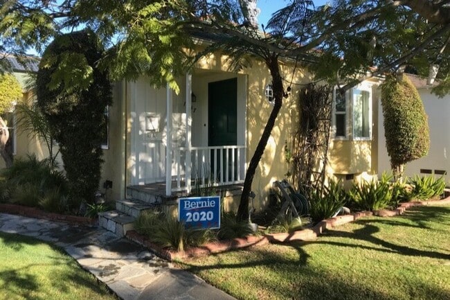Front yard - 1347 Oak St Unit 1347