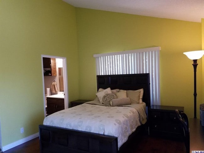 Master Suite - 9414 Moonbeam Ave