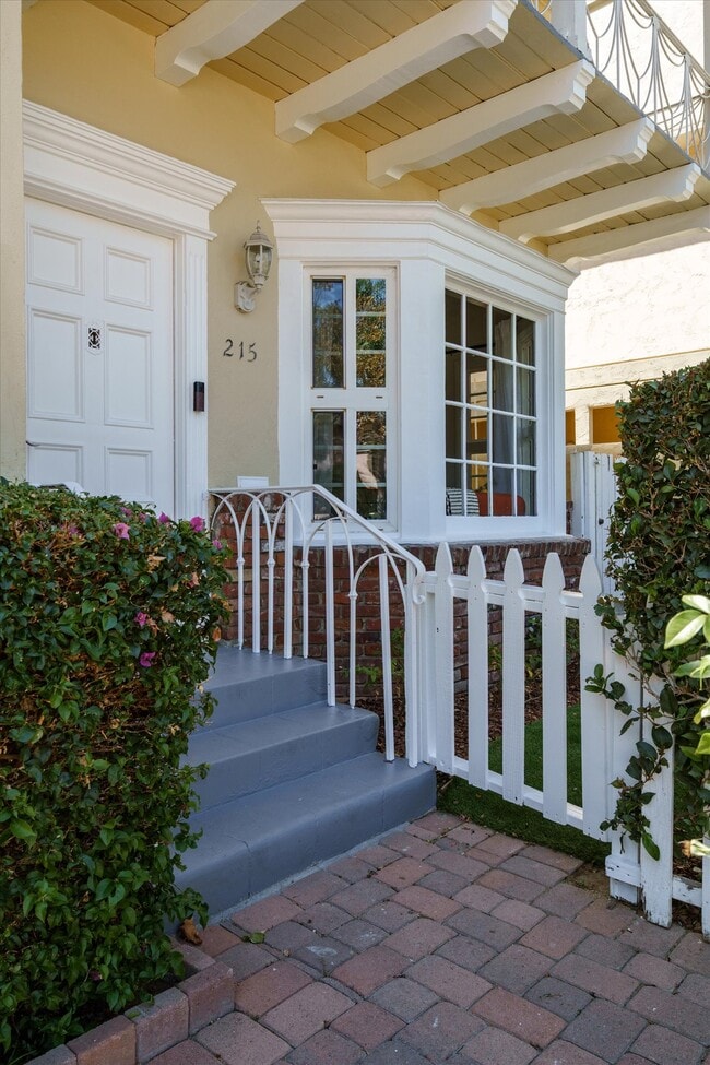 Private entrance - 215 S Poinsettia Pl Unit 215